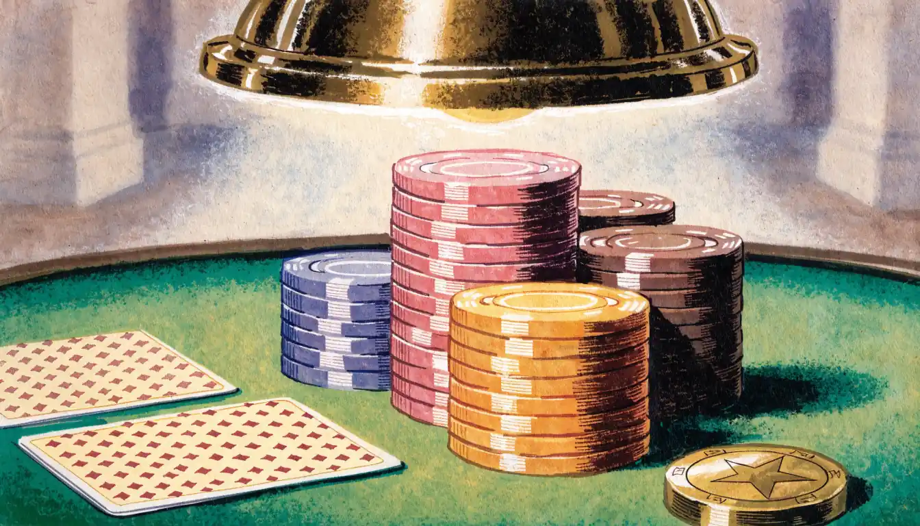 Casino-Tisch mit gestapelten Pokerchips, Spielkarten und einem goldenen Jeton unter warmer Lampe.