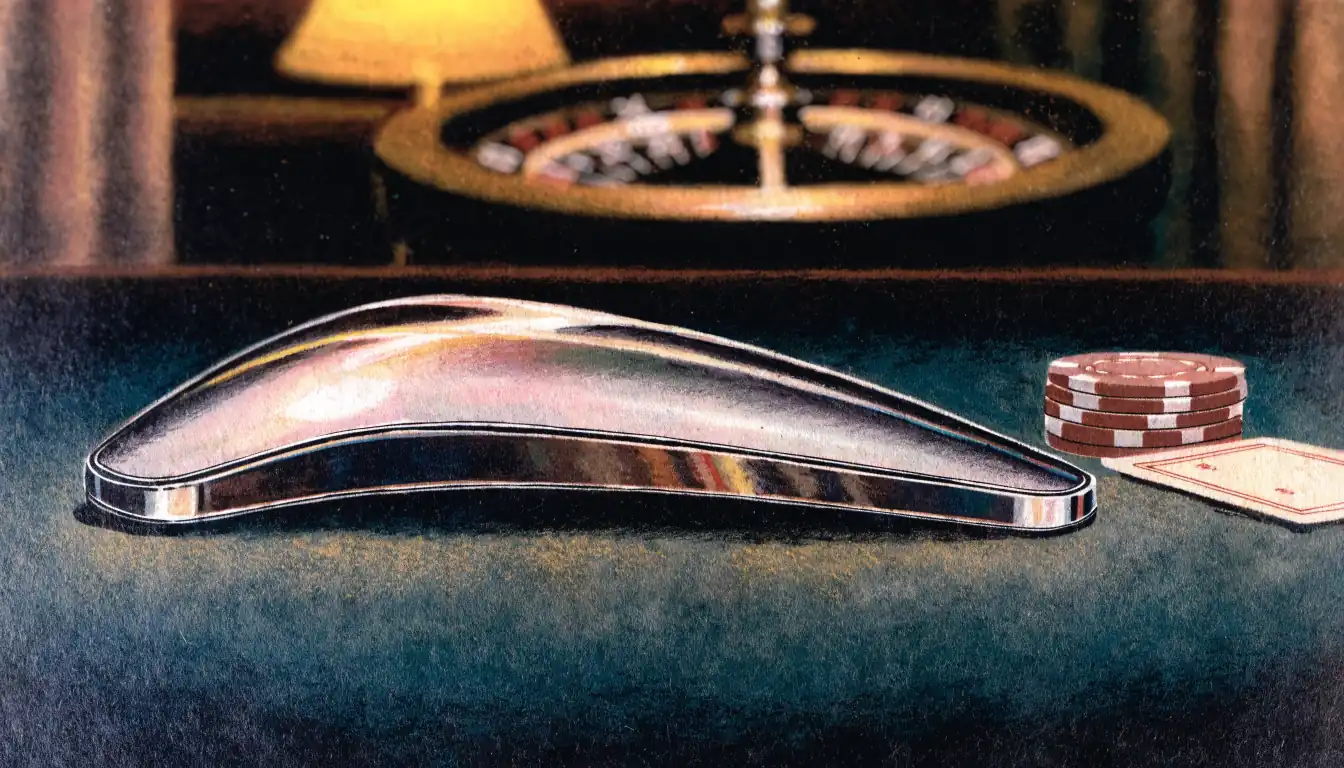 Smartphone neben Casino-Chips und Spielkarte auf Filztisch